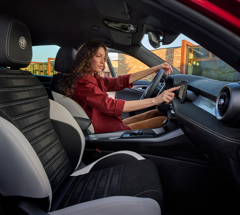 Woman driving Alfa Romeo Tonale Hybrid – Alfa Romeo