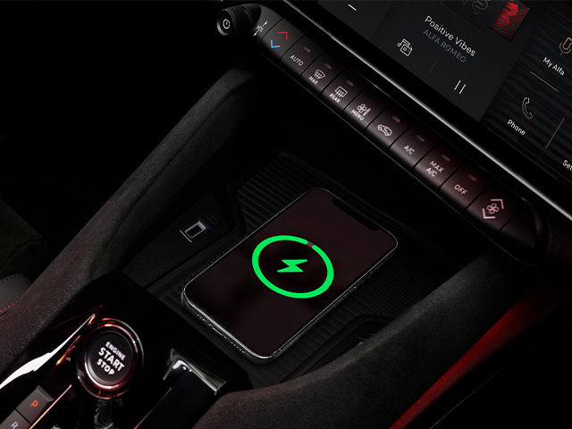 Alfa Romeo Junior - Wnętrze Junior Elettrica 2024 - Hub do Smartfona